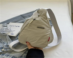 防水舒適單肩包